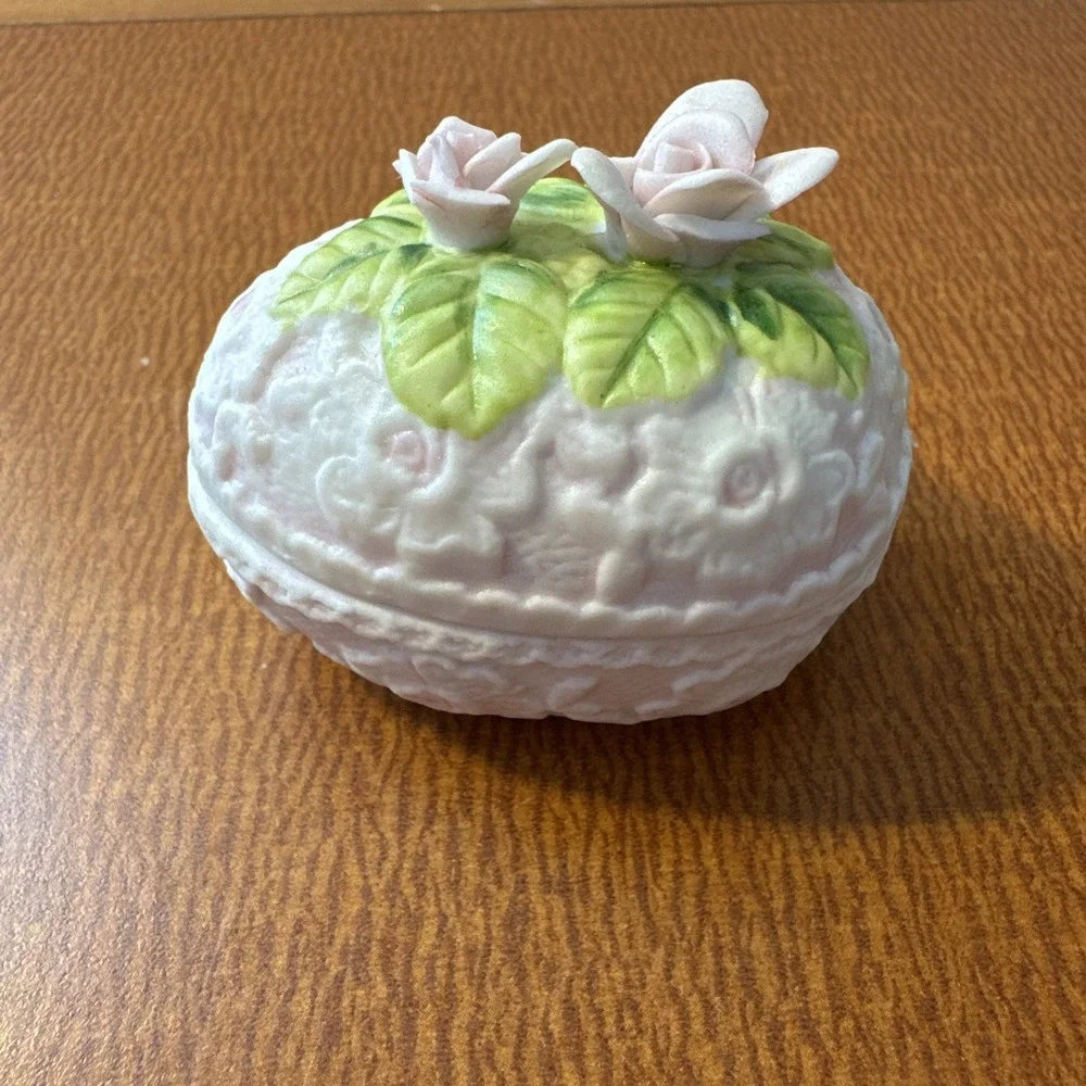 Enesco Bisque Porcelain Ceramic Egg Shape Trinket Box Flowers 1985 vintage